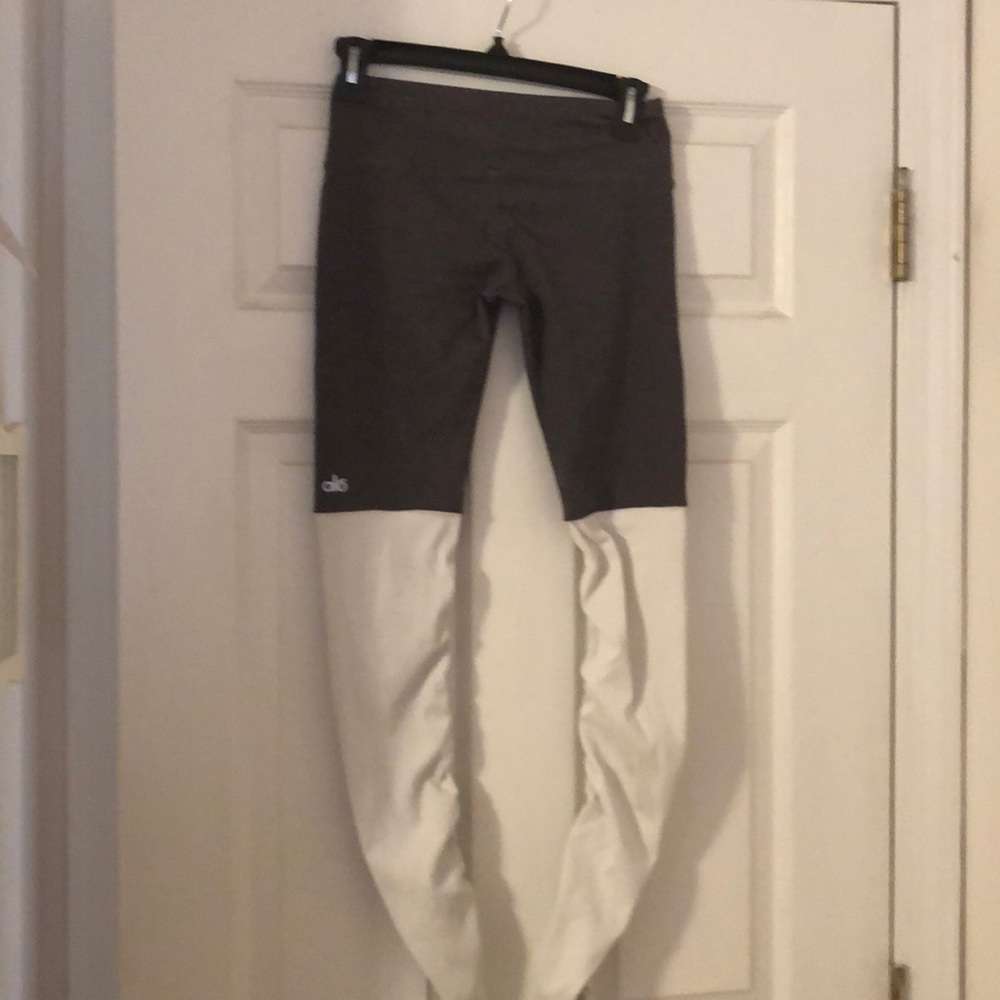Alo goddess legging size xs white and gray
